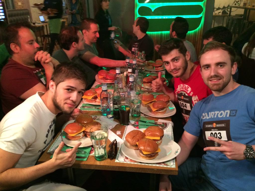 inneloca's tweet photo. Con cuidado chicos no os atraganteis @gonhm95 @ToniMartin39 @pabbbs #burgerweek2015 http://t.co/1zOP4gFUio
