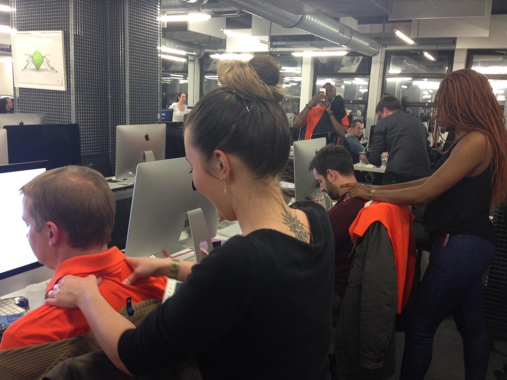 Les dev ont même le droit à un petit massage avant de commencer le concours #mdf15 cc <a href="/CriteoEng/">Criteo Engineering</a>