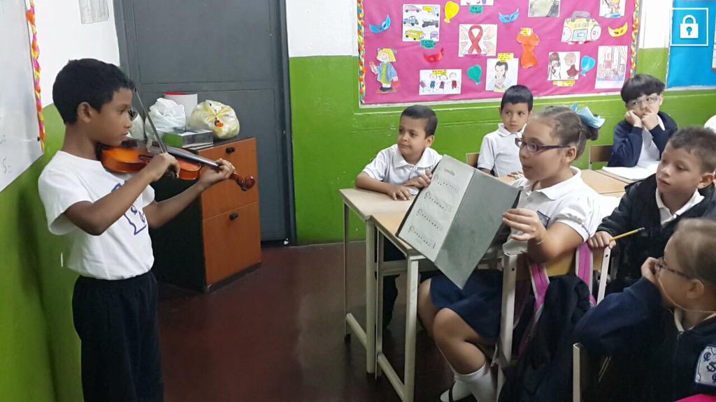 __lulu18's tweet photo. Prst. Luis Villasmil, Orq. Infantil La Rinconada @nucleorinconada. @elsistema @osjic #elsistema #elsistemacumple40 http://t.co/RcUaDBJVZ2