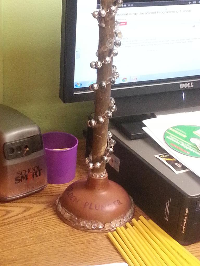 ReggieLou98's tweet image. Job shadowed yesterday and the class had a golden plunger #wth #itsnoteven #gold