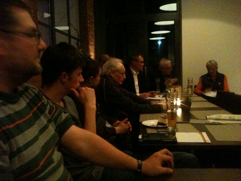 jensrowold's tweet photo. Bürgerdialog in #Augustfehn mit 22 Teilnehmern und @PeterMeiwald Themen: Baumfällungen, Massentierstall in #Tange http://t.co/pvQxLajR6t