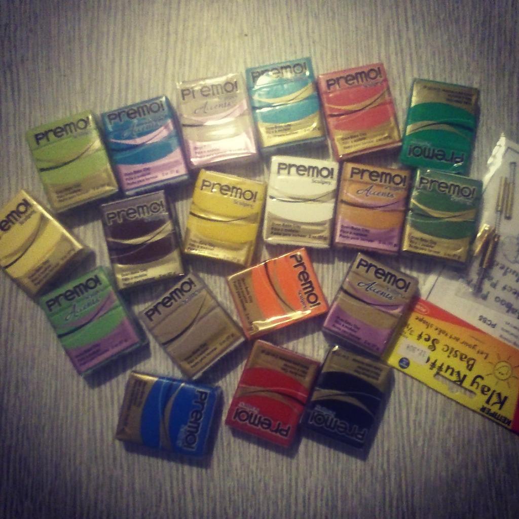 MelleKoshka's tweet photo. J'ai de quoi bosser! @SculpeyPolyform #schleiper #polymer http://t.co/nsRmGF0bBX