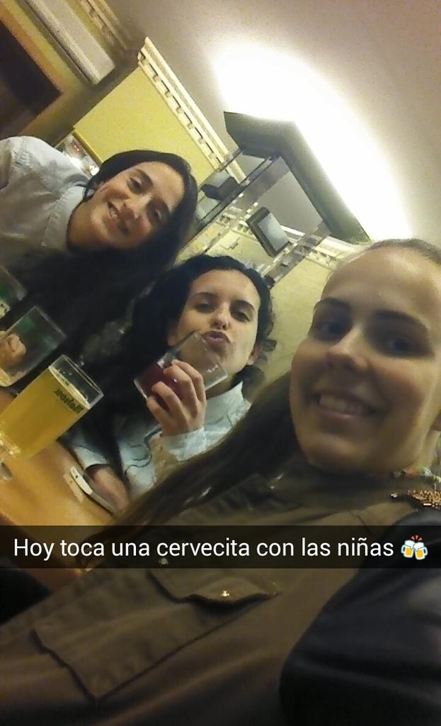 Inmiillaa's tweet photo. Cervecitaa con @noelia_arroyo @mariabanzo http://t.co/g5YDKoVkRq