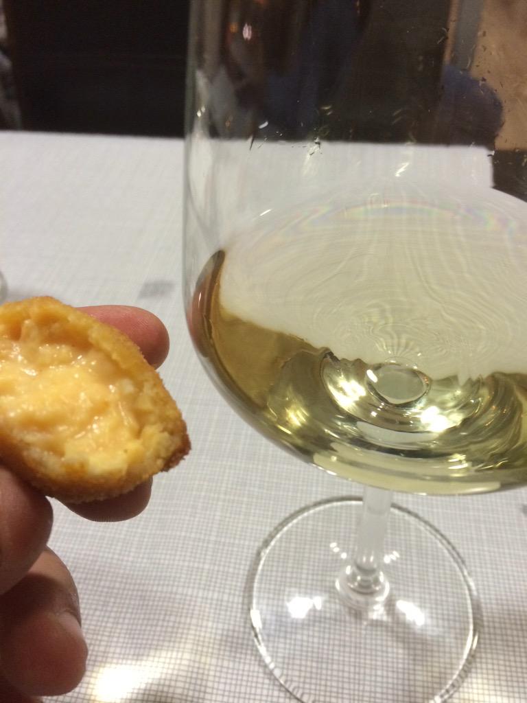 bar_tolmay's tweet photo. Cata en @bar_tolmay segundo vino relevo 2012 de @bodegavalcuerna  maridado con una croqueta de picadillo. Ummm! http://t.co/9ce0eIr748