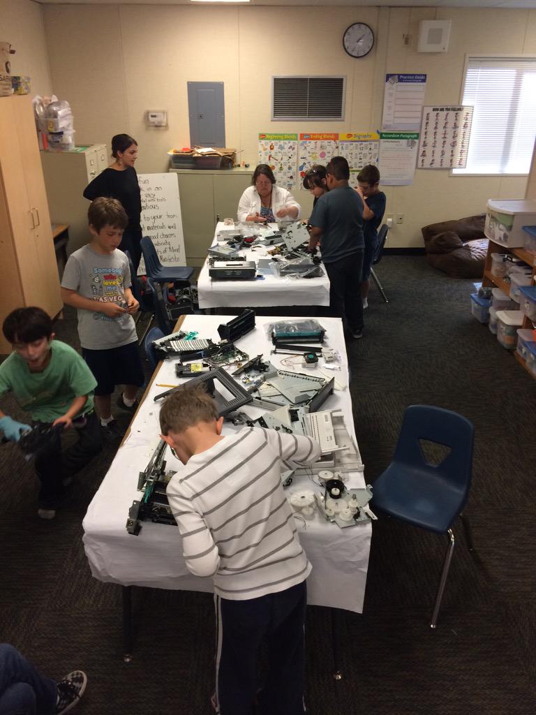srmsjen's tweet photo. Student says, "I feel like an engineer!" Problem-solving, cooperation, critical thinking, amazing. #lasdk8 #techlasd http://t.co/mauLpjM0sE