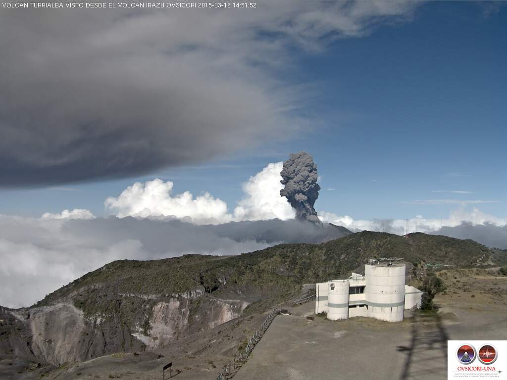 VolcanIrazu's tweet photo. @VolcanTurrialba visto desde #VolcáIrazú 
En vivo de http://t.co/7PYtqEOVSv  
*Fallas de Origen http://t.co/KE9LJ9NmAQ