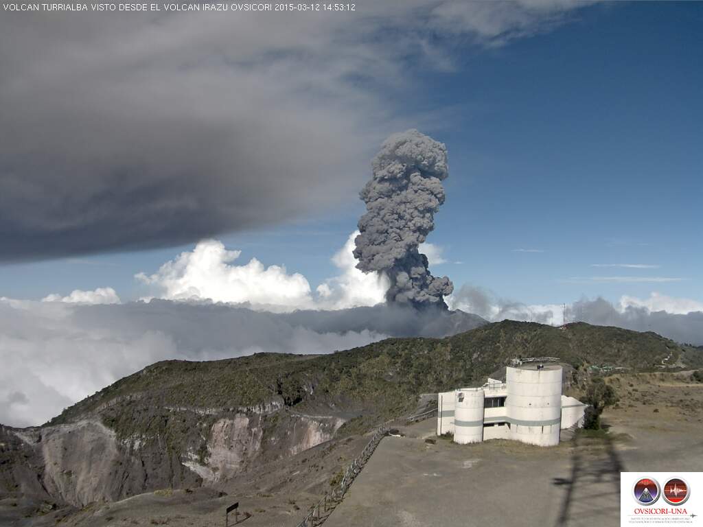 VolcanIrazu's tweet photo. @VolcanTurrialba visto desde #VolcáIrazú 
En vivo de http://t.co/7PYtqEOVSv  
*Fallas de Origen http://t.co/KE9LJ9NmAQ