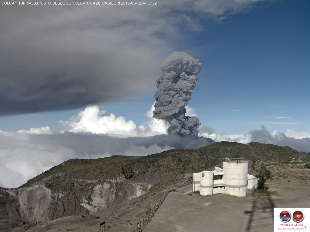 VolcanIrazu's tweet photo. @VolcanTurrialba visto desde #VolcáIrazú 
En vivo de http://t.co/7PYtqEOVSv  
*Fallas de Origen http://t.co/KE9LJ9NmAQ