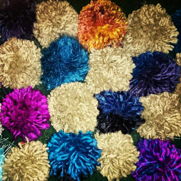 DecadiaDesigns's tweet photo. #pompomprogress #makedoandmendhour I have completed 37 so far apparently! http://t.co/aUmCTUuiRY