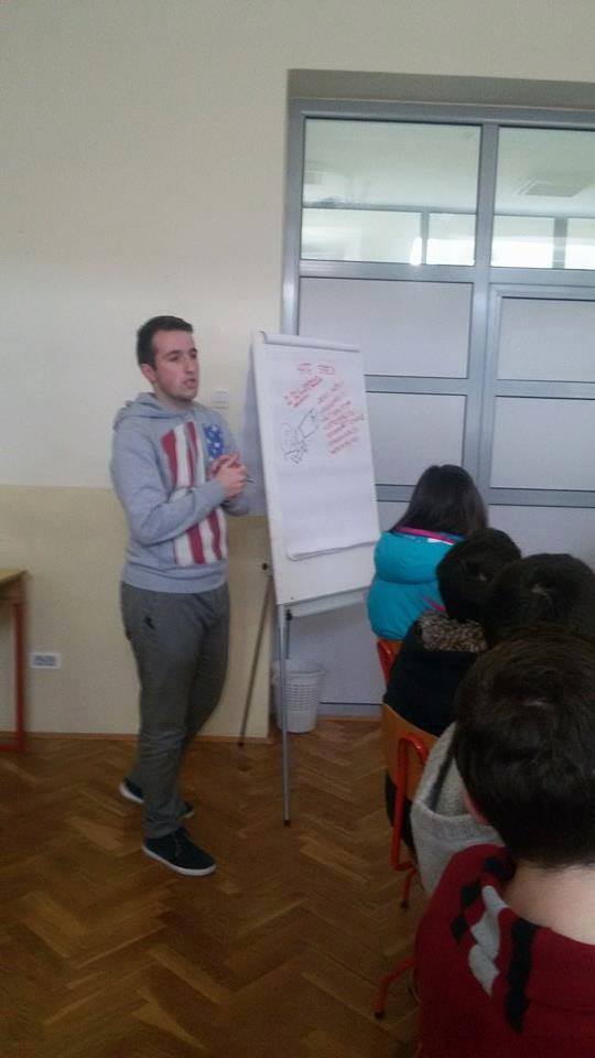 NoHateGimnazije's tweet photo. Radionica na Cetinju - kreativni @Dimitrijee http://t.co/0NdcystfOe