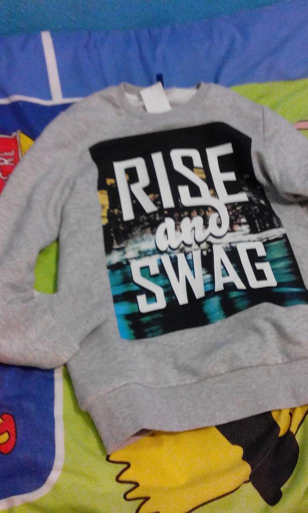 mikelcrespo7's tweet photo. Esta fea mi nueva sudadera... Jeje http://t.co/MhH5MZUyx3