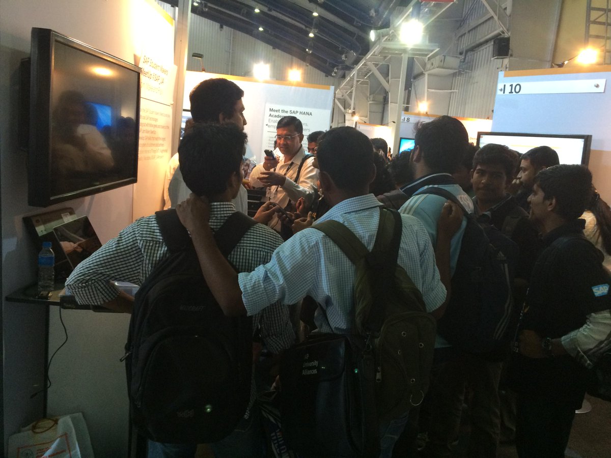 rosenbergann's tweet photo. Students love #Makers #meetUps @SAP_UA #SAPtd @Techniversity http://t.co/Oqubet1940