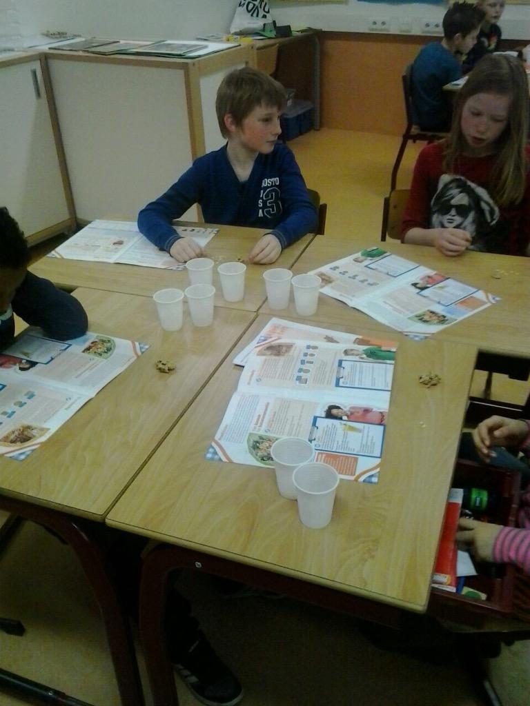 OBSApollo1's tweet photo. Groep 6 vanochtend proefjes van #ikeethetbeter bedankt #albertheijn en vanmiddag gr 6t/m 8 techniek proefjes. http://t.co/N4GkJnPAsP