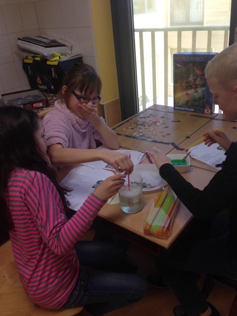 OBSApollo1's tweet photo. Groep 6 vanochtend proefjes van #ikeethetbeter bedankt #albertheijn en vanmiddag gr 6t/m 8 techniek proefjes. http://t.co/N4GkJnPAsP