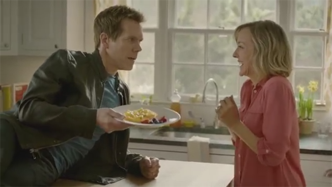 Adweek's tweet photo. Kevin Bacon does ads for eggs, because what goes better with eggs than bacon? http://t.co/TbVXzbmWyq http://t.co/RM5FehoIax