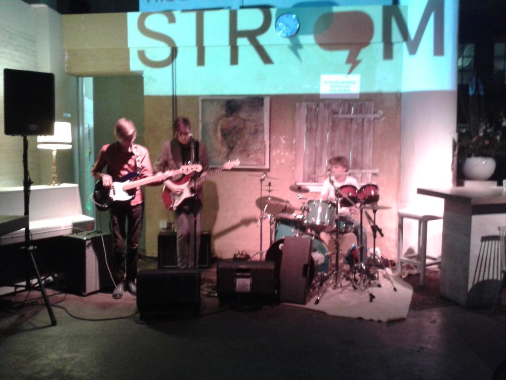 GLZutphen's tweet photo. Wat nou debat? Gewoon luisteren nr die jeugd van tegenwoordig! Top @RoomfortheThird @STROOMzutphen http://t.co/2JJsToo9B8