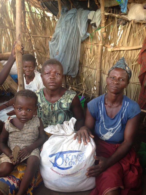 kym_fr's tweet photo. 500 familles #Malawites ont reçu des #Aides #Alimentaires de #KYM #ONG organisées par l’équipe #ASYA @kimseyokmu. http://t.co/nmru4AJZ5J