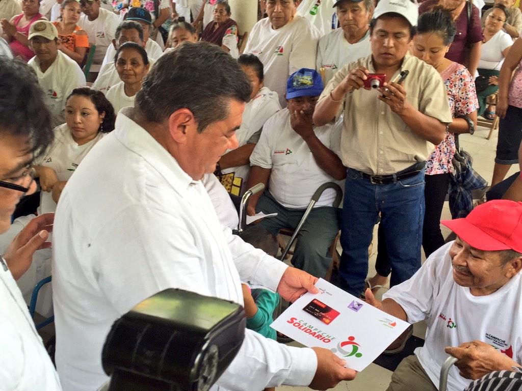 micksunarylee's tweet photo. En #Hecelchakán @ferortegab entrega recursos de los #ProgramasSolidarios por $782,000 @SEDESORE @RicardoOcampoF http://t.co/ascxTYSvp3