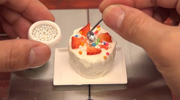 BuzzFeedEspanol's tweet photo. Este maravilloso mundo de cocina en miniatura te hará sentir un placer inexplicable

http://t.co/1DWSoiZngF http://t.co/2plOiman2P