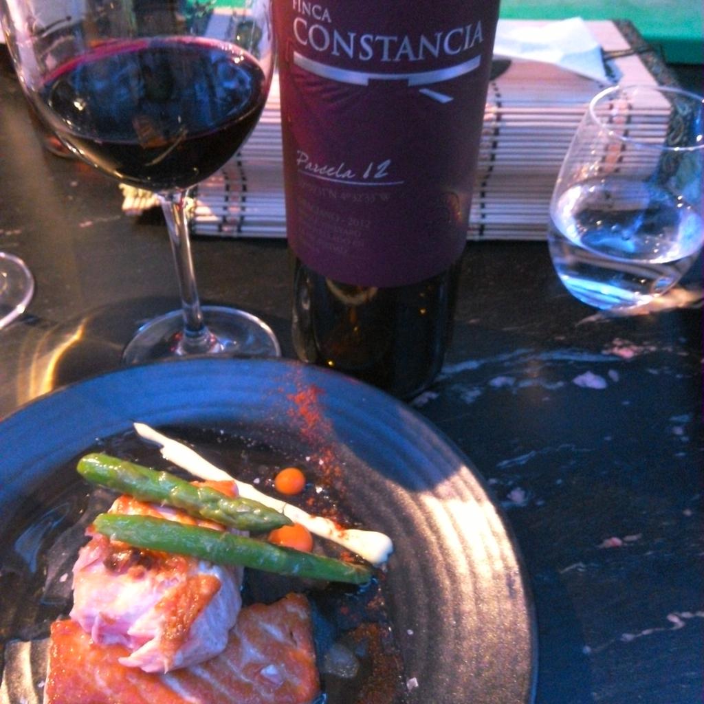 wineup_es's tweet photo. @fincaconstancia #parcela12 #graciano armonizado #salmon confitado en fino escabeche #wineuptour @tiquismiquis_es http://t.co/2YMFB4rrSG