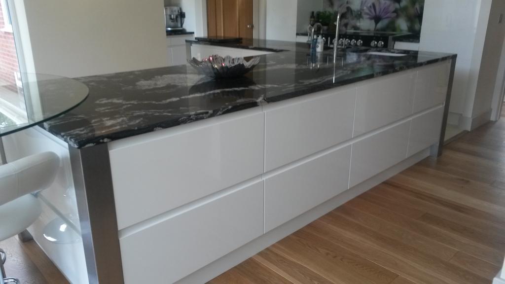 tsmithkitchens's tweet photo. #Bigisland #bigdrawers #modernkitchen #granite #strada #doubledrawer @blumuk http://t.co/my2N0U7Fnd