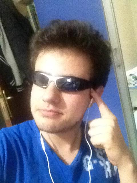 Offff çok yakışıklı deyilmiyim be