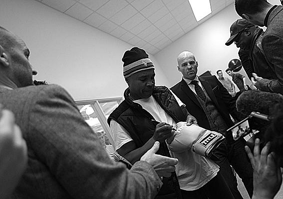 SteveParkin9's tweet photo. #BoxingLegend #SugarRayLeonard opens #Powgym #Sheffield
with @26RLR @the opening http://t.co/Gn8lpJ7tY9