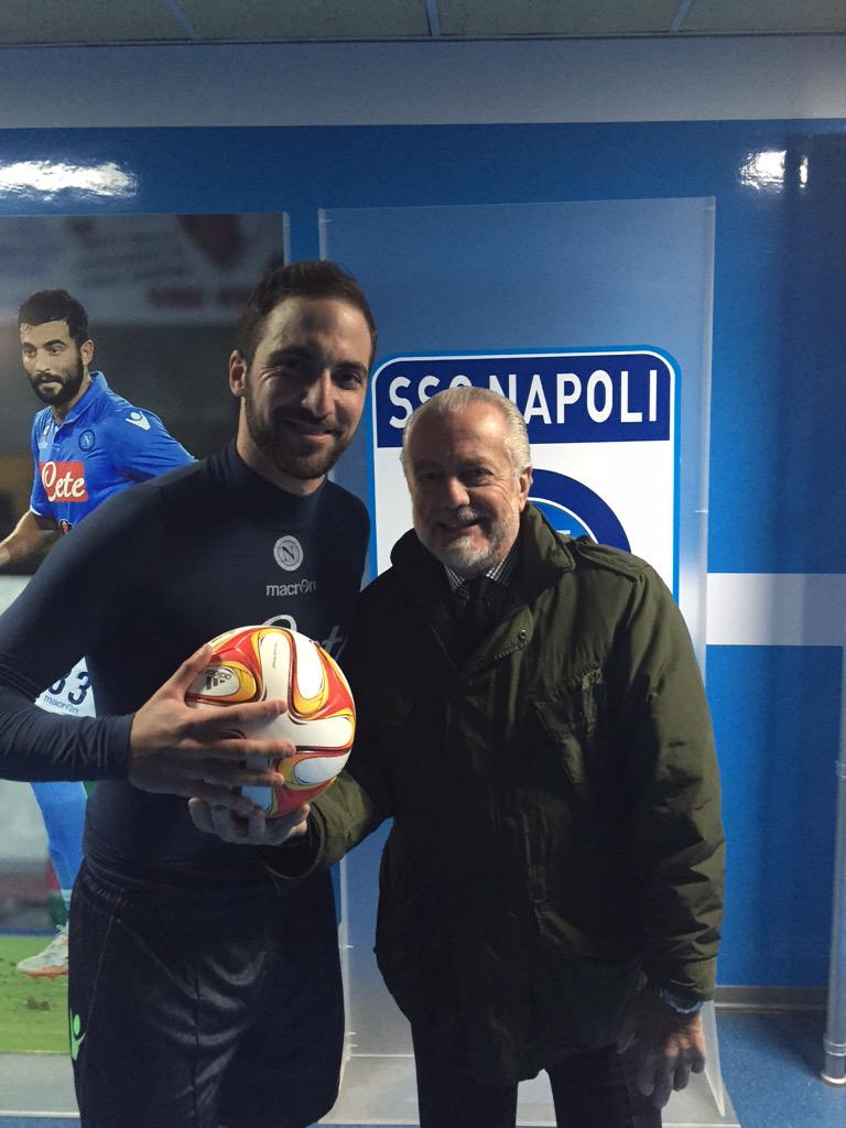 sscnapoliES's tweet photo. El Presidente @ADeLaurentiis entrega el balón del hat-trick a @G_Higuain #NapoliDinamoMosca #ForzaNapoliSempre http://t.co/9TnB7E0EqQ
