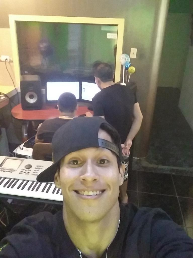 djraphyflores's tweet photo. #WorkingInTheStudy #StereosRecord Donde Se Graban Los Éxitos Hyan "Talento Úniko" @OfficialHyan @FansClubHyan #RT http://t.co/IiDmQaWewy