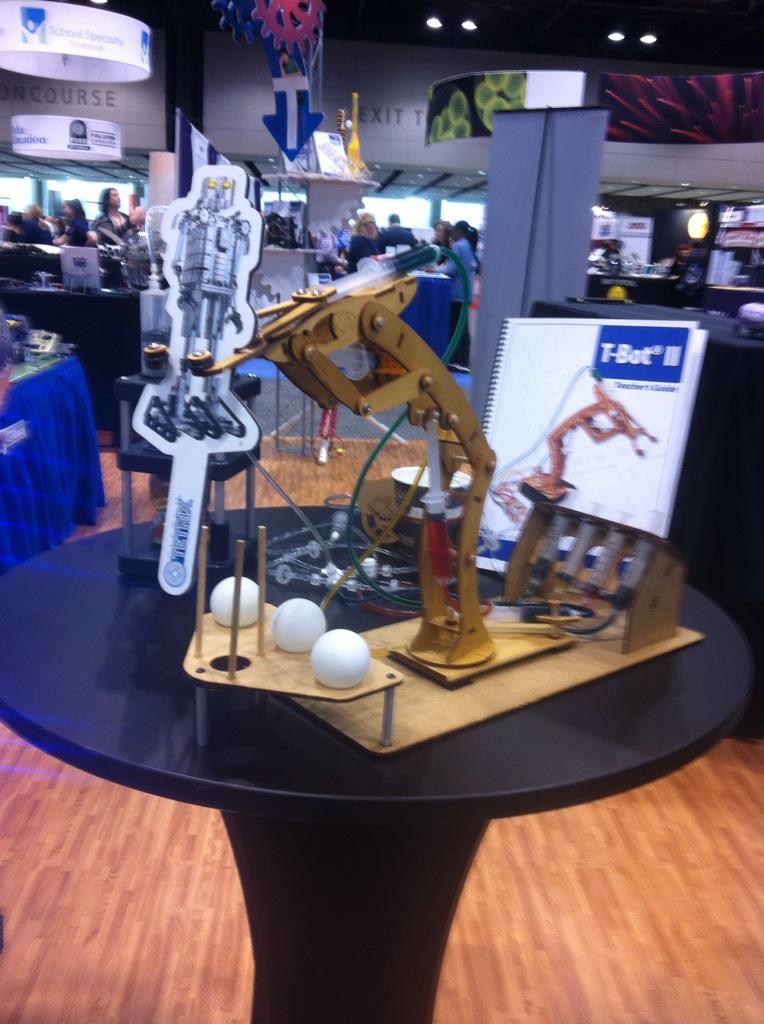 StaciGoodson1's tweet image. Bot vs. bot #roamingmrrobot