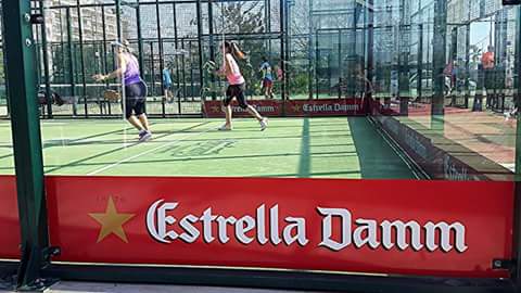 padelcalella's tweet photo. Estrella Damm sempre apostant pel pàdel. Estem molt contents de tenir-la com a patrocinador en el nostre club. http://t.co/0Ov1voNLV0