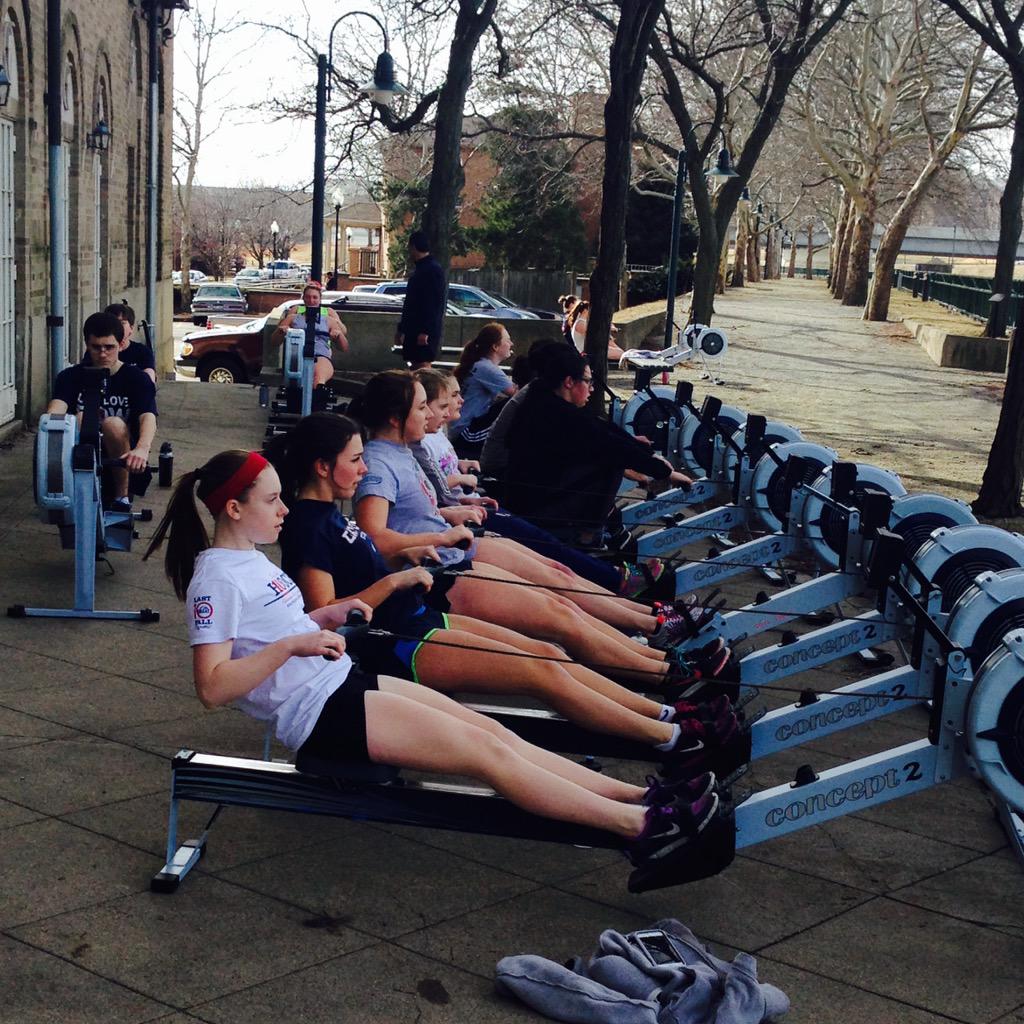 GDRAbby's tweet photo. #endlesswinter #rowing #NotQuiteButClose #SpringFever #iloverowing #livetoerg http://t.co/lcEKRgmYWw