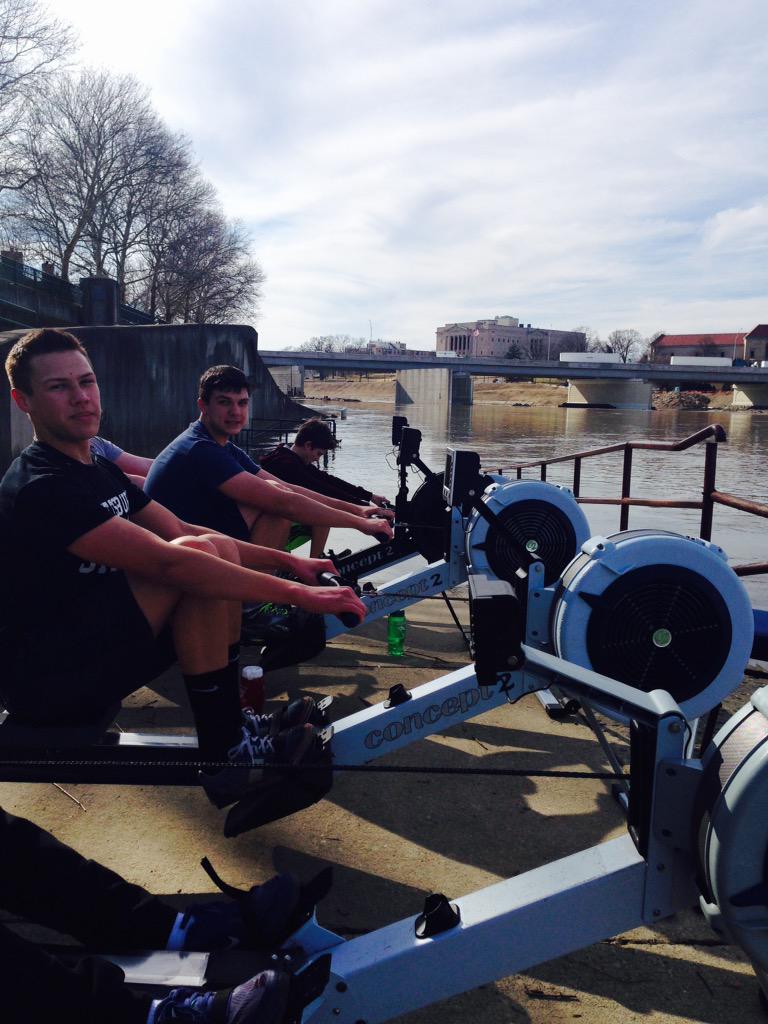 GDRAbby's tweet photo. #endlesswinter #rowing #NotQuiteButClose #SpringFever #iloverowing #livetoerg http://t.co/lcEKRgmYWw