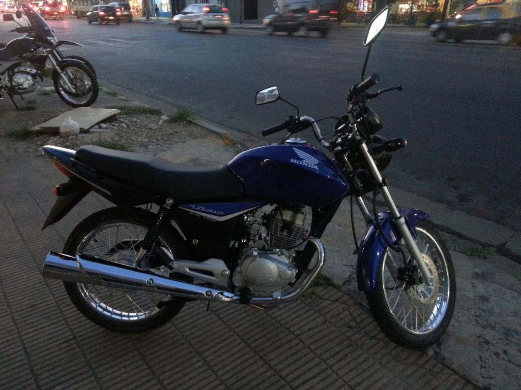 jpbellocchio's tweet photo. Se va a extrañar la anterior.... Pero hoy llego la nueva, misma moto, nueva calco. A sumar kms ahora! http://t.co/qTSKqsVYTQ