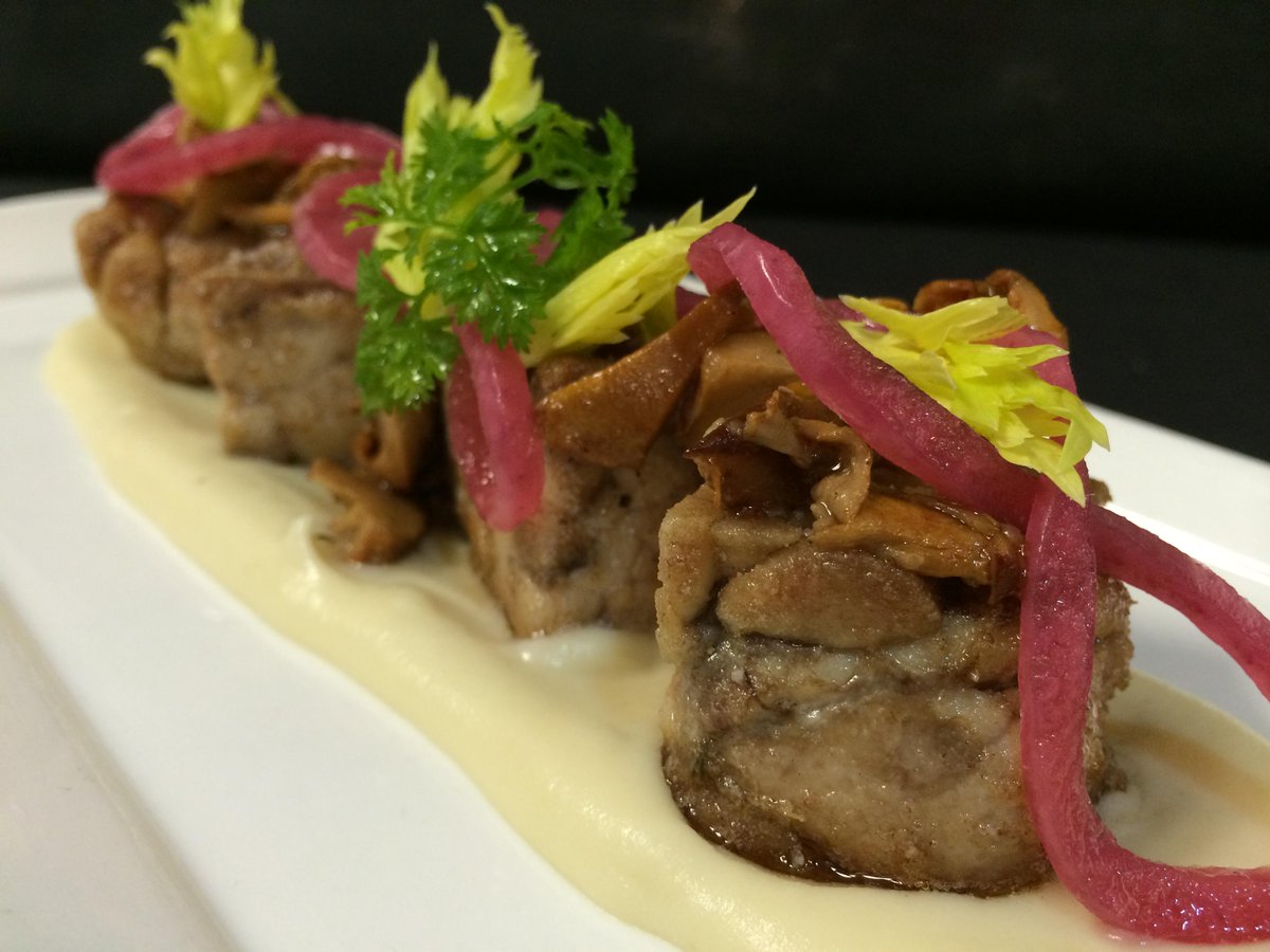 PublicHouseLV's tweet photo. Veal #sweetbreads, roasted #porcini mushrooms, celery root puree, pickled red onions #publichouselv #LasVegas #food http://t.co/TgKPQcphkB