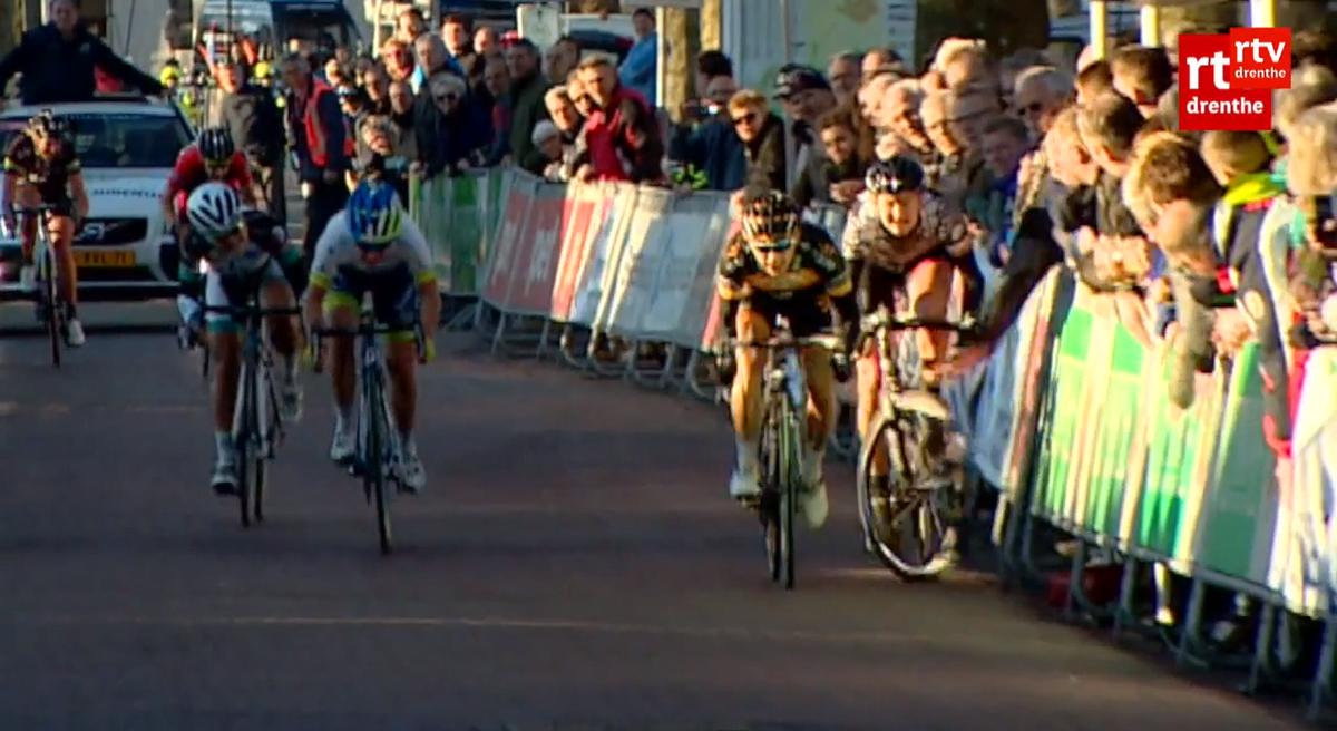 cyclingweekly's tweet photo. Sprinter breaks collarbone after fan appears to knock handlebar (video) | http://t.co/VPFjio7zF8 http://t.co/nZrKCWOBdZ