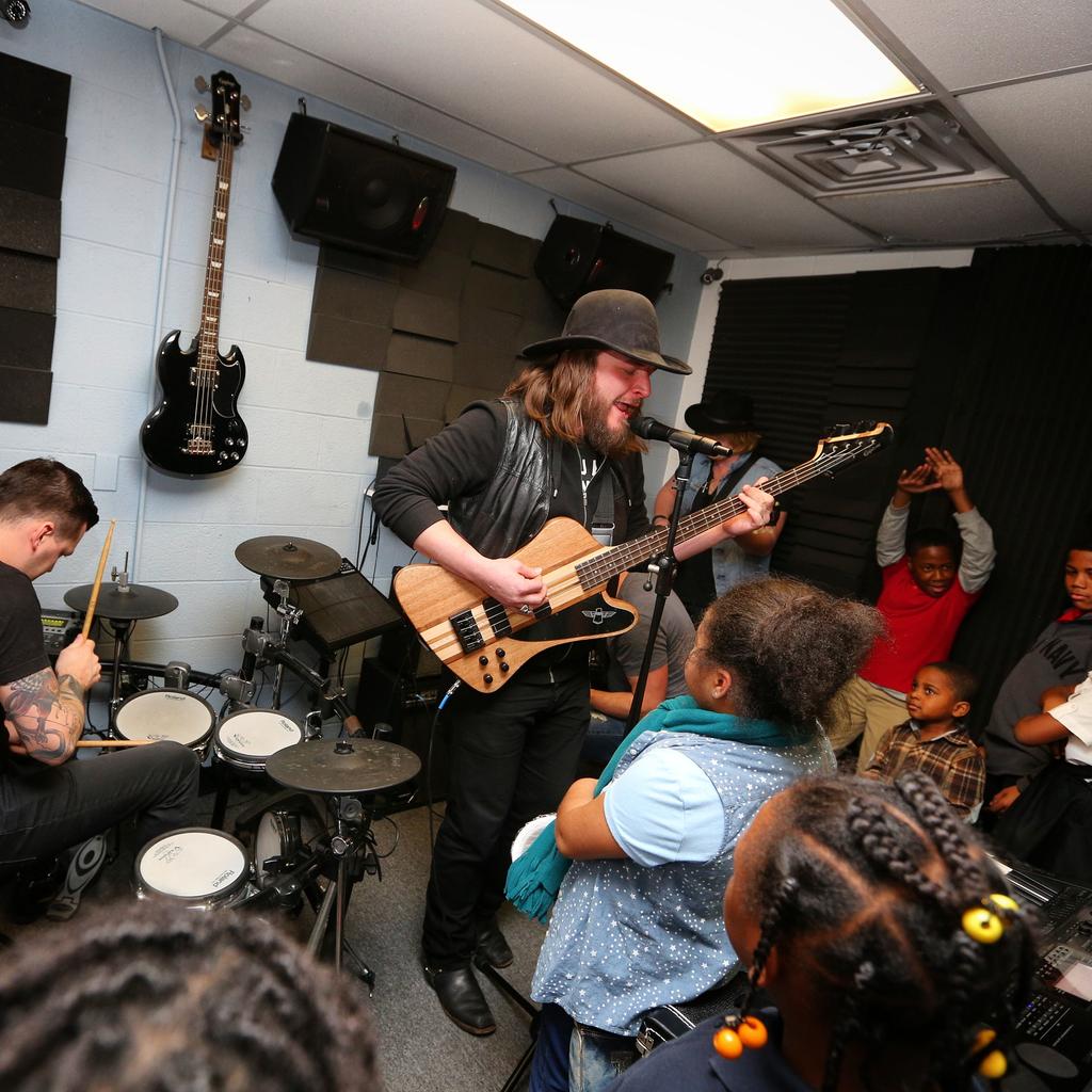 SundelPerry's tweet photo. @HotelWar rocking out with the kids @NotesforNotes. Brought together by @LOENashville. http://t.co/sBjUdDP7bY
