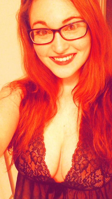 Can't decide what picture I looked best.. http://t.co/jHRNgjYJN5 but online now!! :) http://t.co/051<a href="/tag/retweet"class="tags"><span>#retweet</span></a>