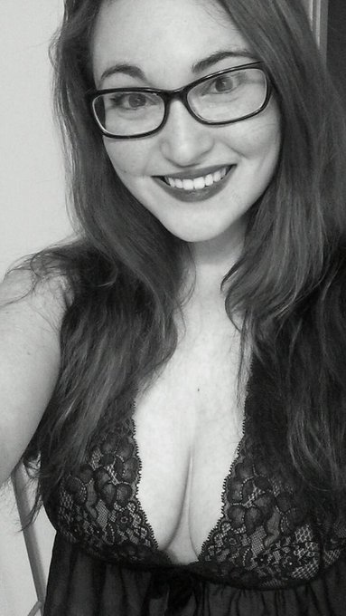 Can't decide what picture I looked best.. http://t.co/jHRNgjYJN5 but online now!! :) http://t.co/051<a href="/tag/retweet"class="tags"><span>#retweet</span></a>