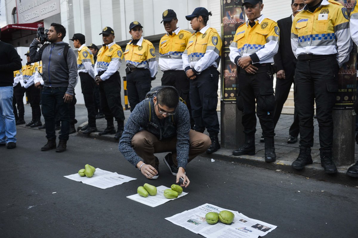 alexmelon's tweet photo. Con Chayotes protestan frente a MVS por caso #MexicoLeaks y Carmen Aristegui Fotos: Edgar López #EndefensadeAristegui http://t.co/Mbcken9egy