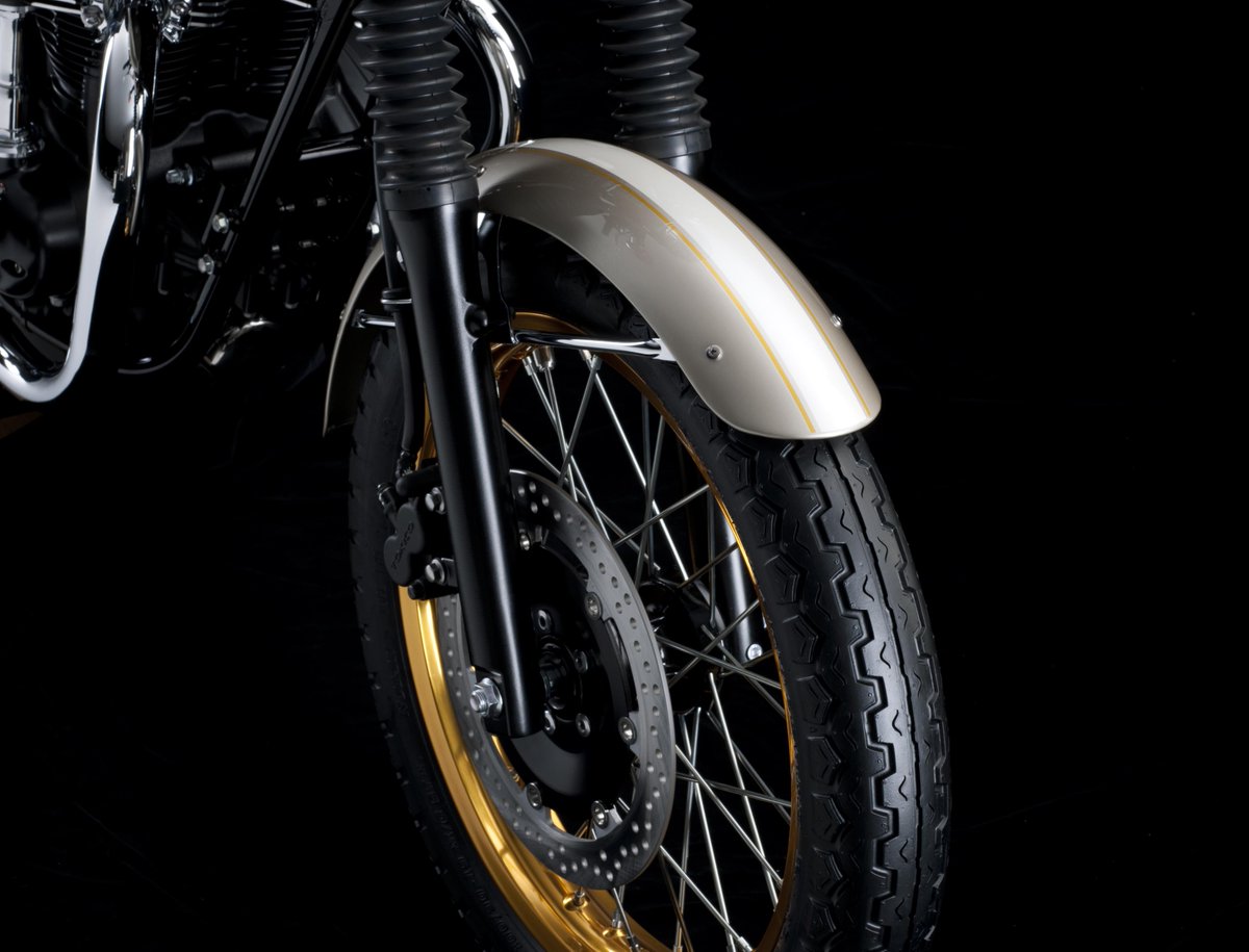 KAWASAKI W800 Limited Edition】サイドカバーの立体エンブレムはこの 