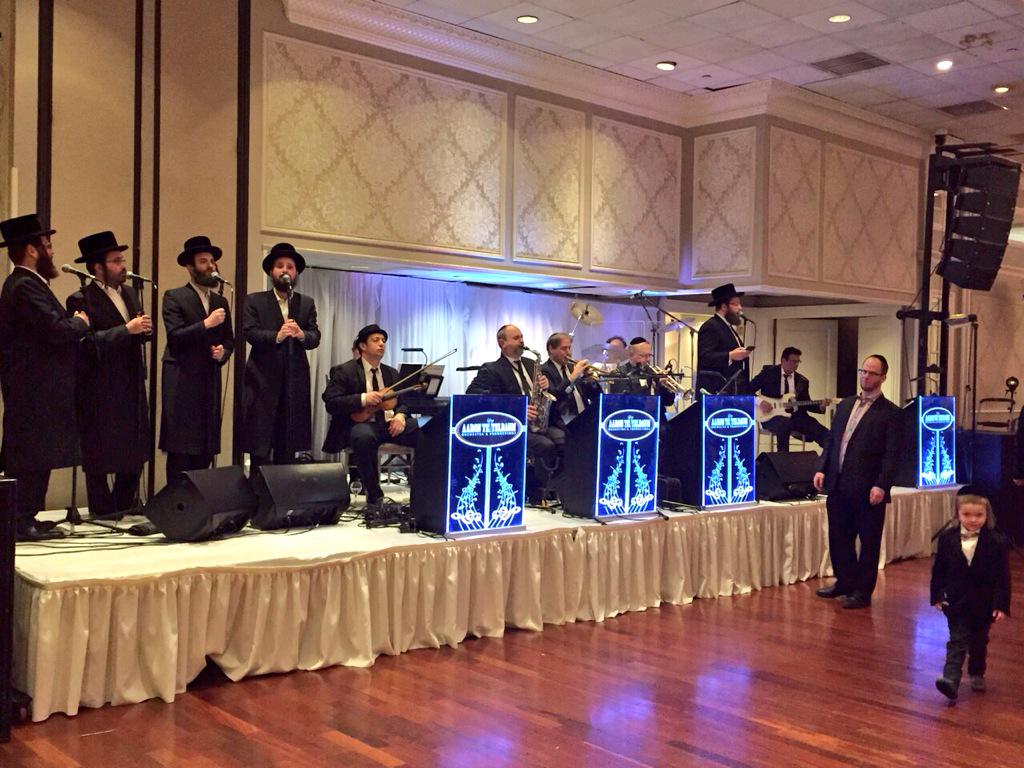 AARONTEITELBAUM's tweet photo. @DaskalOfficial @YedidimChoir Singing in Ateres Chaya http://t.co/QKHUSOjMIK