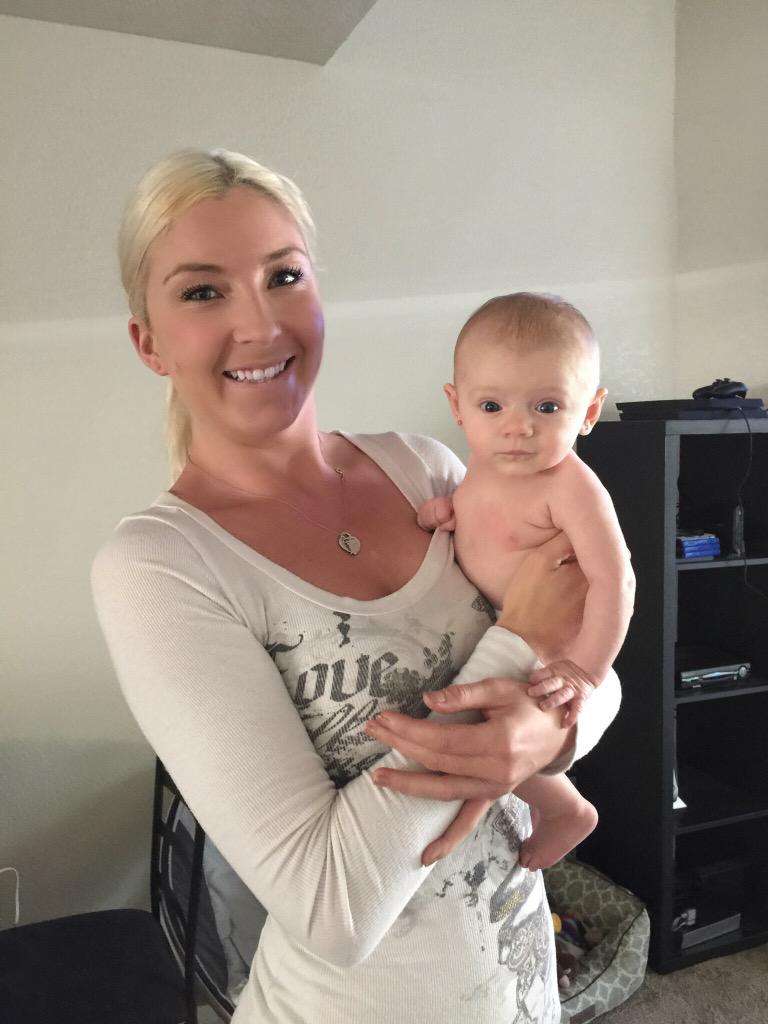 Malulanii's tweet photo. My heart is full💗 #babyella #auntie http://t.co/NNPCuV6GN6