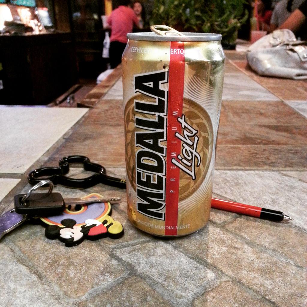 cjriveralopez's tweet photo. Porque me la meresco....!!! #MedallaLight #HardWorkingBear #ElFogonDeYuya #DandoneElPalitoSolito ๐ป๐ป๐ด http://t.co/K7h4DaOUqq