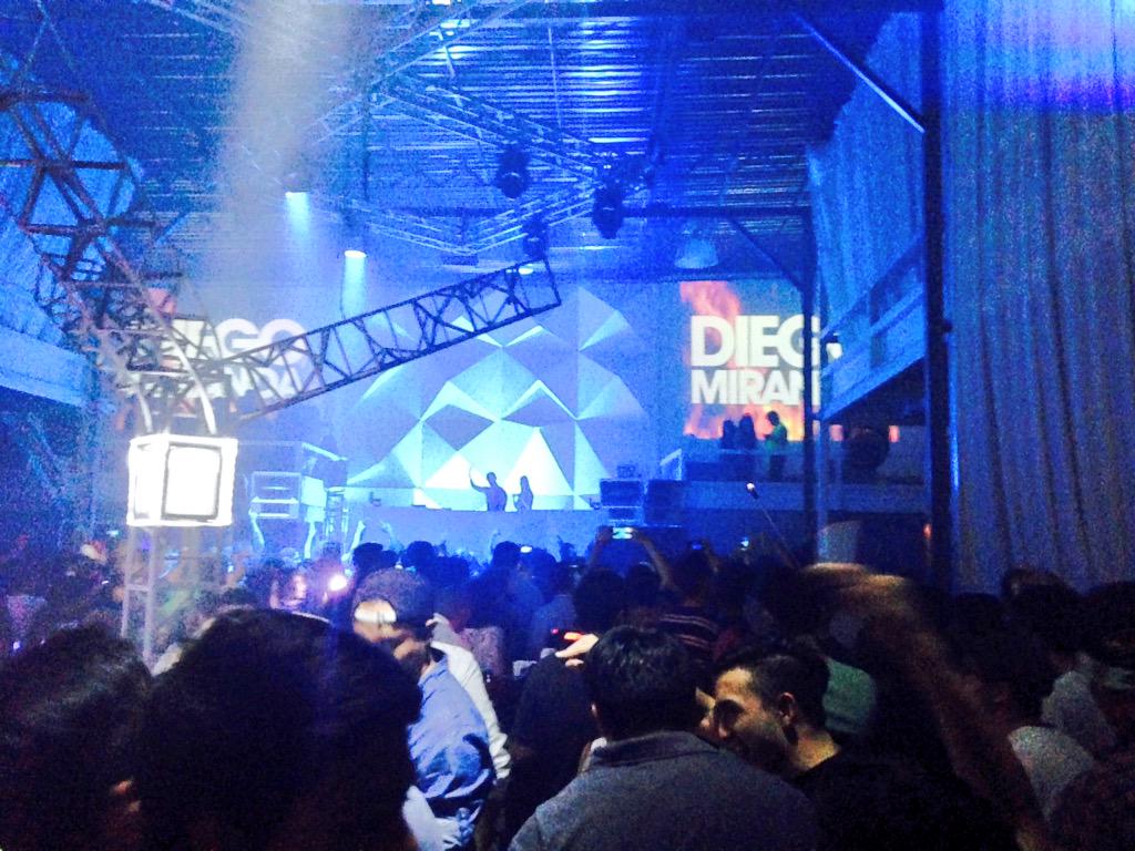 DoradaICE's tweet photo. Pasándola ICE con nuestros amigos en #OneGT @killthenoise 🍻😎 http://t.co/SCHZt0qkfo