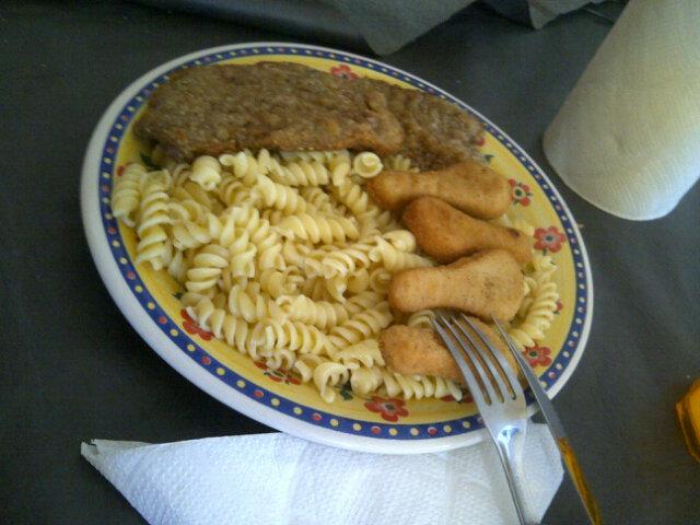 DelfiFerrini1's tweet photo. "@AguuAnfossi: Decir "tengo hambre" y que tu novia te haga la comida... Si, puedo vivir con esto... http://t.co/I3yiH72tZa" jajaj gordinflón