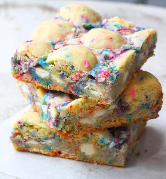 FoodPornAww's tweet photo. Funfetti Gooey Cake Bars http://t.co/pmVfHkfcTx
