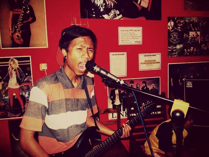 selamat hari jadi bassist Kids Hero Zhaki Kurnia yang ke-19tahun
semoga dilancarkan semuanya O:) amin