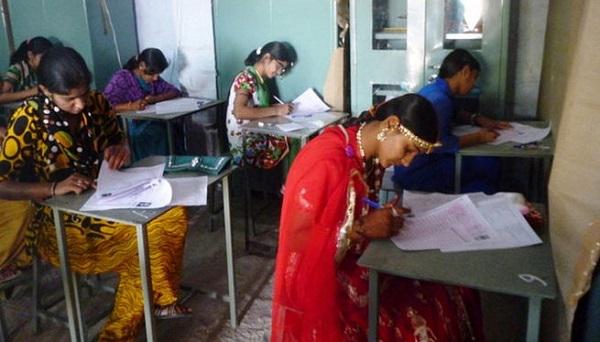 ScoopWhoop's tweet photo. Bidaai can wait! This bride gave her #BAExam before leaving for her husband’s house - http://t.co/l2O8LdhtWI http://t.co/bka0h5aTk9