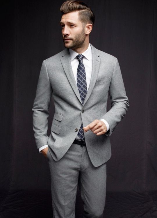 Costume : Inspiration look Costume gris clair chemise blanche cravate